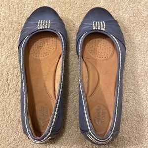 Clarks Artisan blue shoes size 7 1/2. Excellent conditions.
